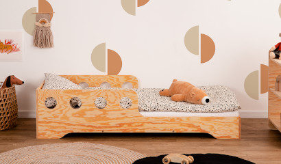 Drewniane łóżko TILA 6C z barierkami na połowie łóżka wykonane ze sklejki sosnowej w kolorze lakierowanego drewna